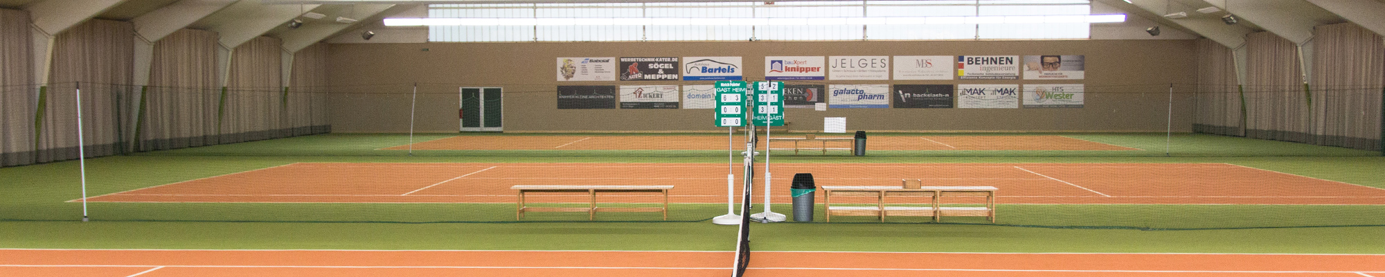 Eingangs- und Parkbereich der Tennishalle S&ouml;gel